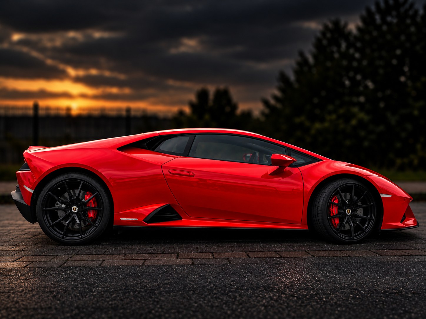 Roter Lamborghini Huracán EVO bei Sonnenuntergang