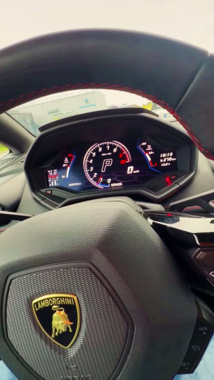 Blick auf das Lenkrad des Lamborghini Huracán EVO